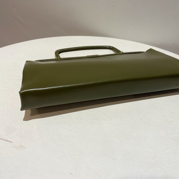 SOLD🚫Vintage 60s Pea Green Vinyl Top Handle/Clutch with Gold Tone Clasp - Picture 6 of 12